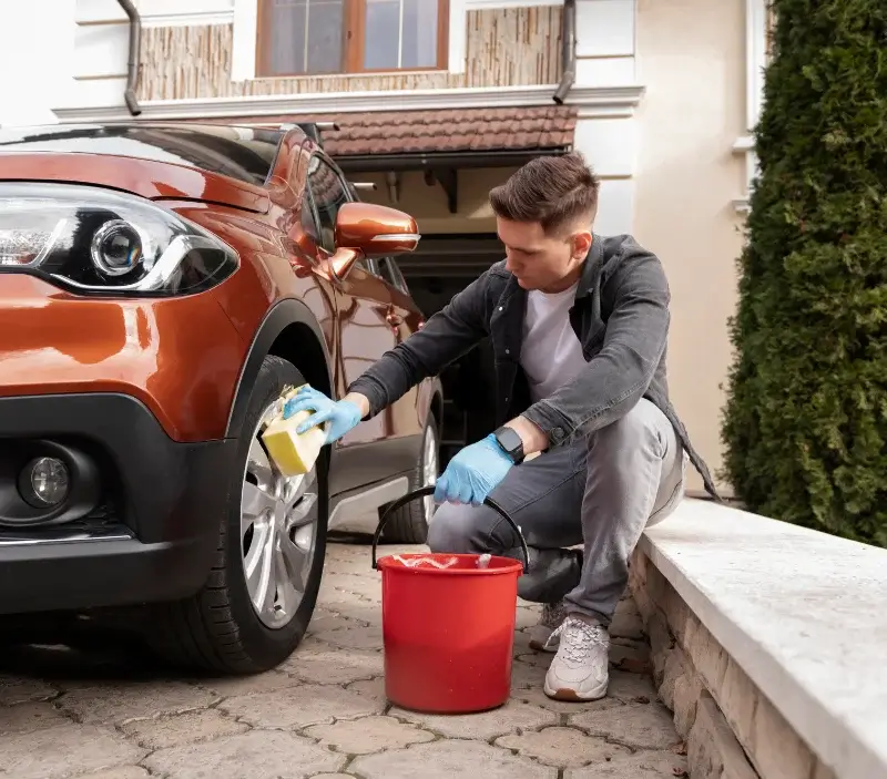 Lavage auto à domicile Anctoville-sur-Boscq : professionnel intervenant sur un véhicule